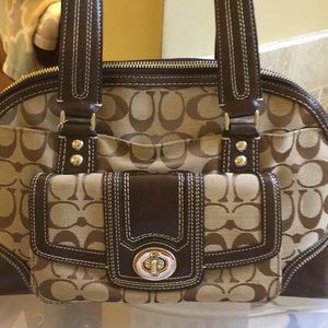 Classic Signature/ LeatherCoach handbag
